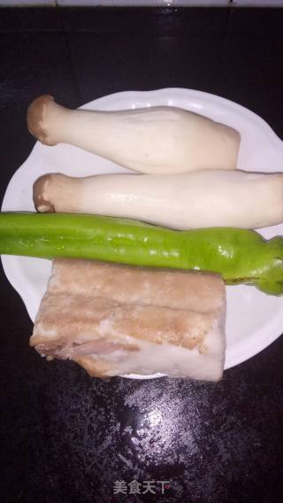【毕节】腊肉炒杏鲍菇的做法步骤：1