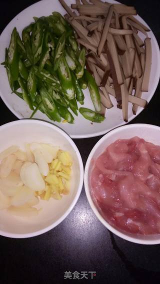 【上海】尖椒鸡蛋干炒肉丝的做法步骤：1