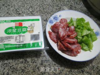 【宁波】尖椒香肠豆腐的做法步骤：1