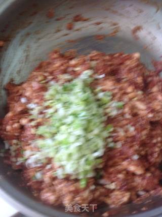 香菜猪肉饺的做法步骤：2