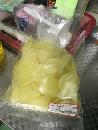 炸虾片的做法步骤：1