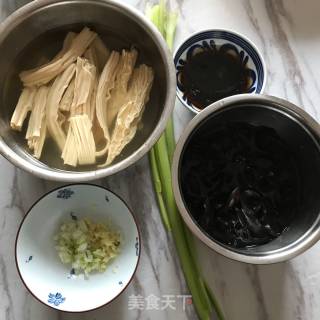 【山东】凉拌芹菜腐竹的做法步骤：1