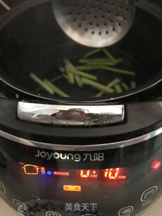 【山东】凉拌芹菜腐竹的做法步骤：2