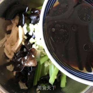 【山东】凉拌芹菜腐竹的做法步骤：4