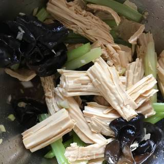 【山东】凉拌芹菜腐竹的做法步骤：5