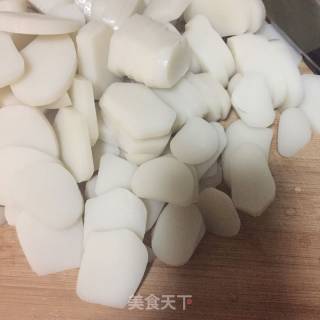 【金华】腊肠炒年糕的做法步骤：1