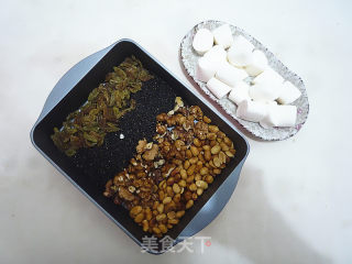 核桃黑芝麻酥糖的做法步骤：1