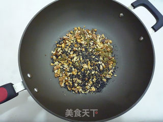 核桃黑芝麻酥糖的做法步骤：4