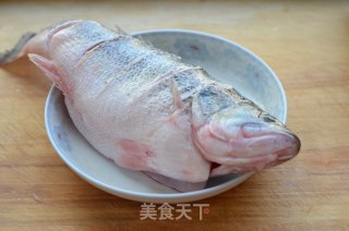 【广东】清蒸鲈鱼的做法步骤：1