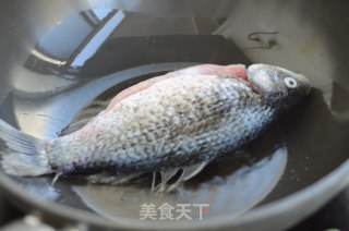 【山西】萝卜丝鲫鱼汤的做法步骤：2
