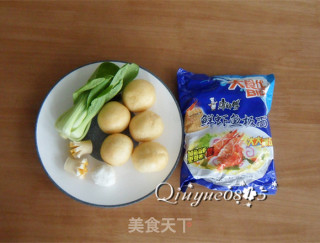 【河北】面筋球鲜虾鱼板面的做法步骤：1