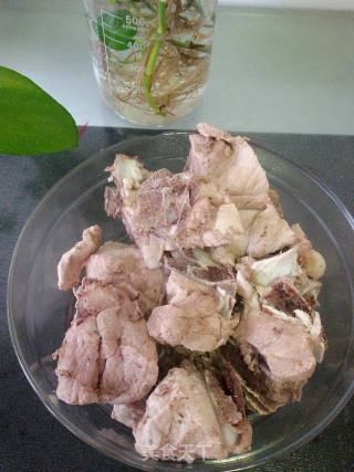 【东北】猪脊骨炖木耳玉米的做法步骤：1