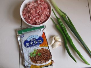 【四川】芽菜炒肉末的做法步骤：1