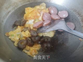 【东北】海参炒鸡蛋香肠的做法步骤：4