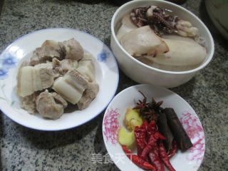 【宁波】墨鱼鲞烧五花肉的做法步骤：1