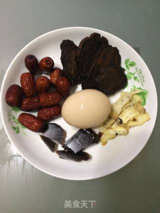 阿胶小食谱（二）阿胶首乌黑豆炖鸡蛋的做法步骤：1
