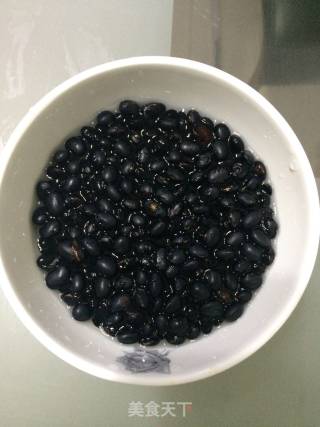 阿胶小食谱（二）阿胶首乌黑豆炖鸡蛋的做法步骤：2