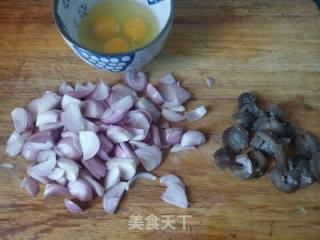 【东北)洋葱鸡蛋炒海参的做法步骤：1