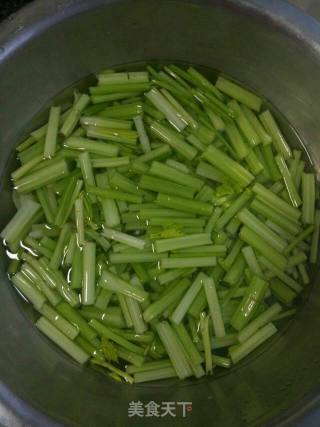 芹菜炒肉的做法步骤：2