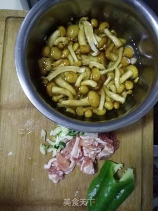 滑蘑炒肉的做法步骤：1