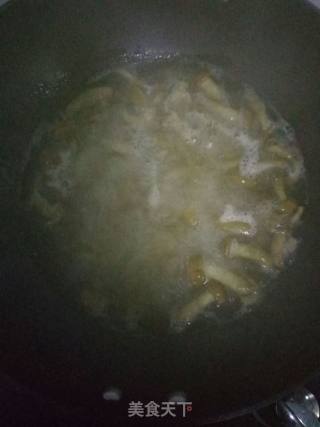 滑蘑炒肉的做法步骤：2