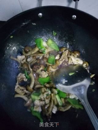 滑蘑炒肉的做法步骤：4