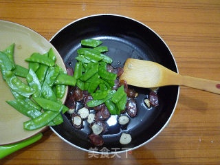 【广东】腊味荷兰豆的做法步骤：7