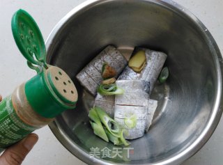 【烟台】豉椒带鱼的做法步骤：2