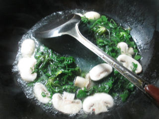【宁波】蘑菇荠菜煮粉丝的做法步骤：4