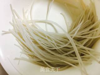 【东北】芹菜炒粉条的做法步骤：1