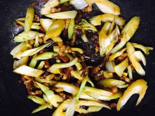 【东北】芹菜炒粉条的做法步骤：7