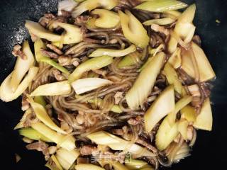 【东北】芹菜炒粉条的做法步骤：8