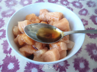 【天津】彩椒鸡丁的做法步骤：2