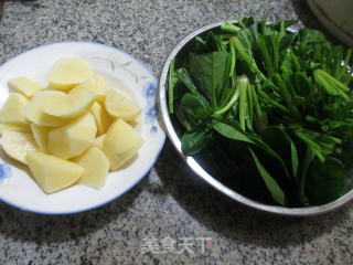 【宁波】菠菜土豆的做法步骤：1