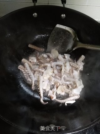 【山东】辣酱洋葱炒鱿鱼须的做法步骤：4