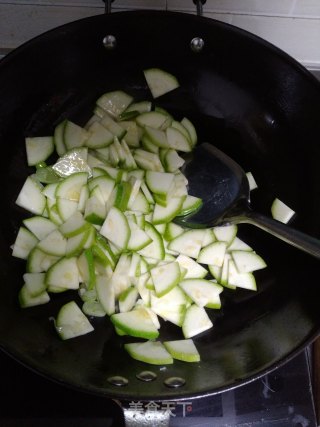 【山东】西葫芦炒蛤喇肉的做法步骤：5