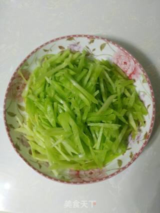 莴笋炒肉的做法步骤：1