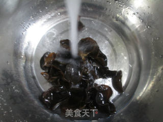 【宁波】黑木耳焖猪蹄的做法步骤：2