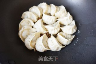 【天津】冰花生煎饺的做法步骤：17