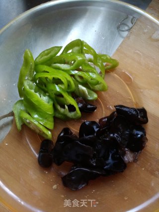 【山东】辣炒鸡腿土豆的做法步骤：3