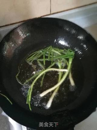 人可葱烧河鳗段的做法步骤：4