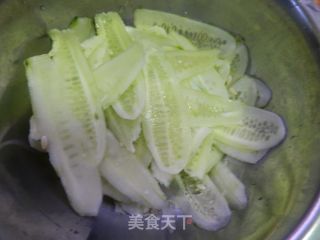 【河南】黄瓜凉拌金针菇的做法步骤：1