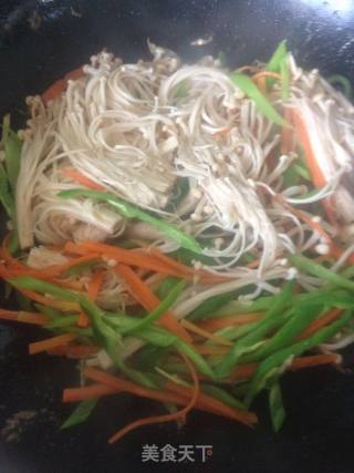 金针菇炒肉丝的做法步骤：7