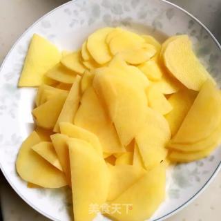 【山东】西红柿炒土豆片的做法步骤：1