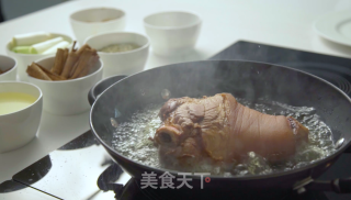 烹饪泰斗改良版－汤烧肘子的做法步骤：2