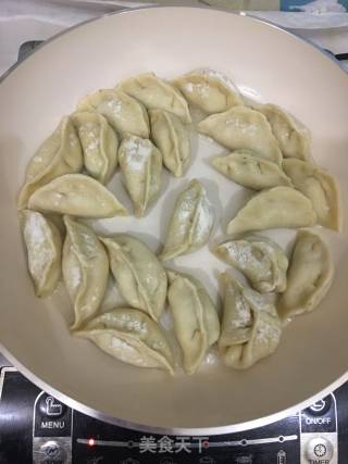 锅贴的做法步骤：1