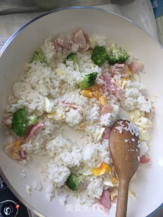 培根蛋炒饭的做法步骤：1