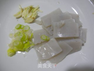 【开封】特色小吃－烧饼夹炒凉粉的做法步骤：1