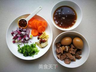 【烟台】红烧牛肉面的做法步骤：1