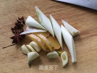 炖三文鱼头鱼骨的做法步骤：2